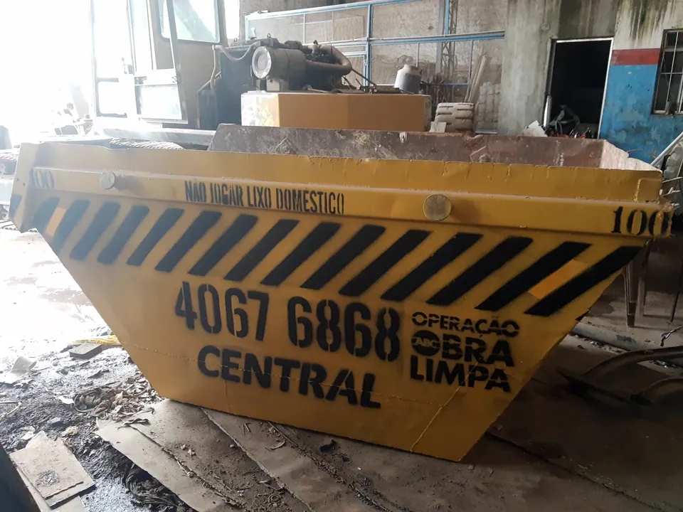 Caçamba amarela da Central Caçambas na oficina