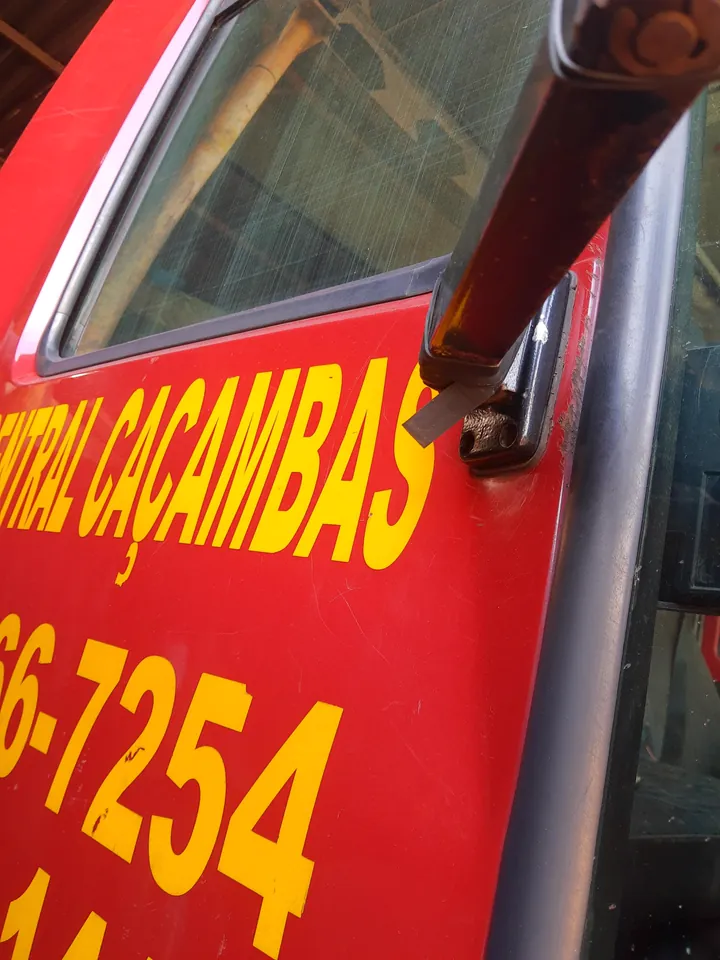 Detalhe da porta do caminhão com a marca Central Caçambas