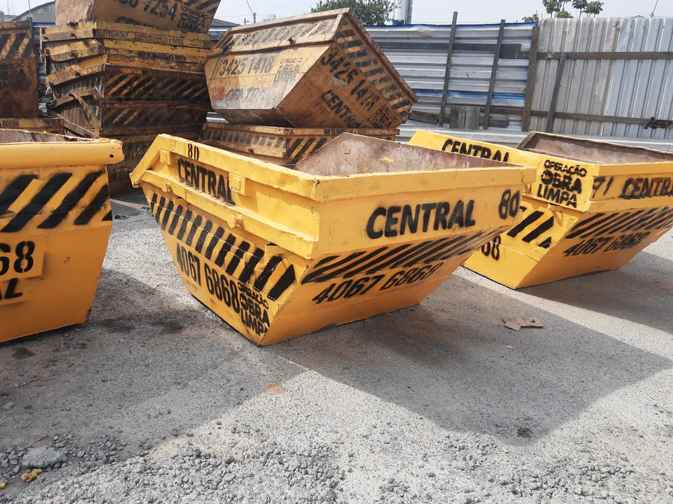 Caçambas da Central empilhadas no pátio