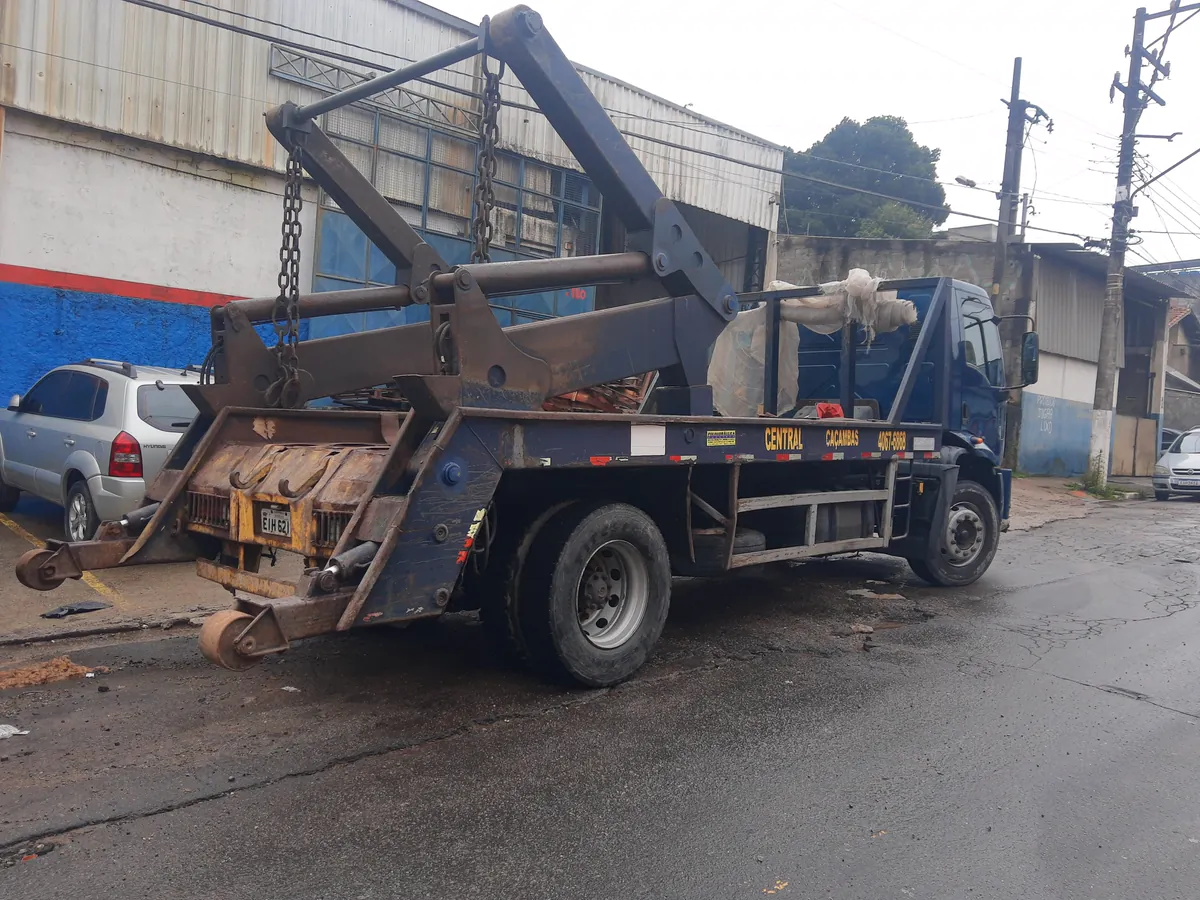 Caminhão poliguindaste da Central Caçambas estacionado na rua